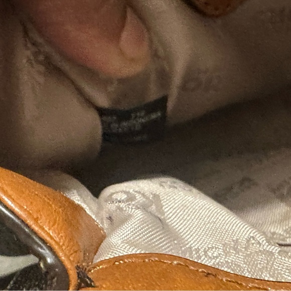 Michael Kors Elegant Brown and Black Crossbody Bag with Gold Emblem - Picture 7 of 11